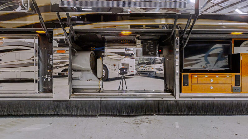 2008 Prevost Featherlite XLII