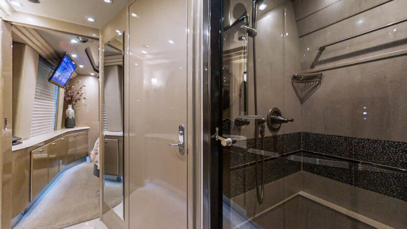 2004 Prevost Country Coach XLII