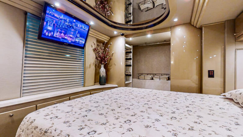 2004 Prevost Country Coach XLII