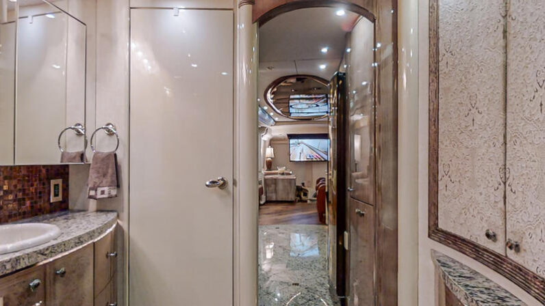 2005 Prevost Millennium H3-45