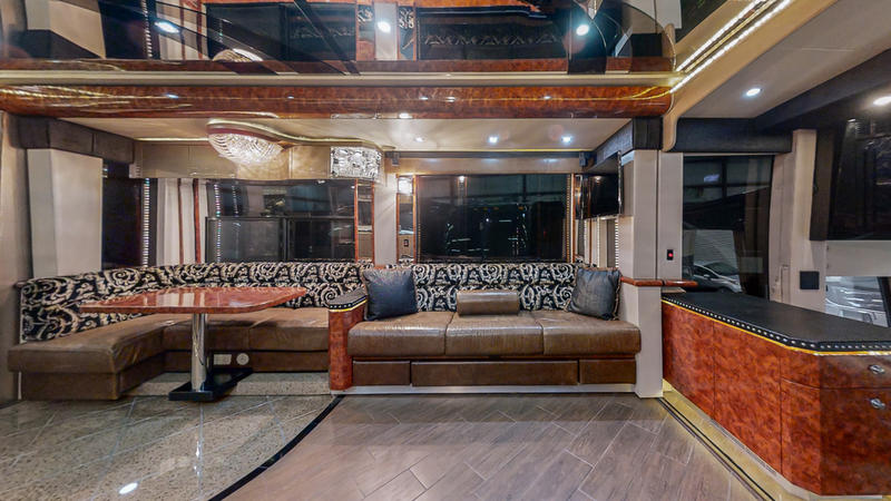 2005 Prevost Featherlite H3-45