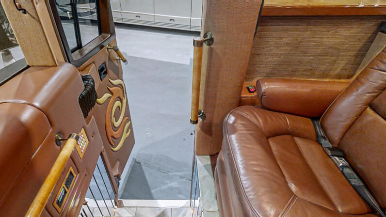 2007 Prevost Featherlite XLII
