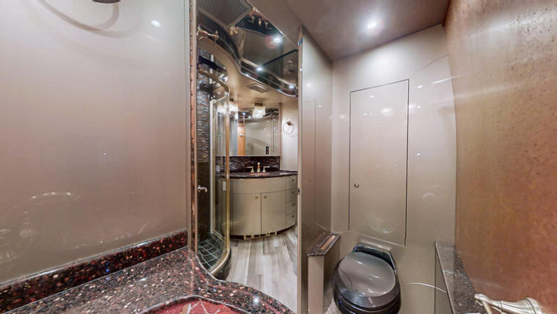 2008 Prevost Featherlite XLII