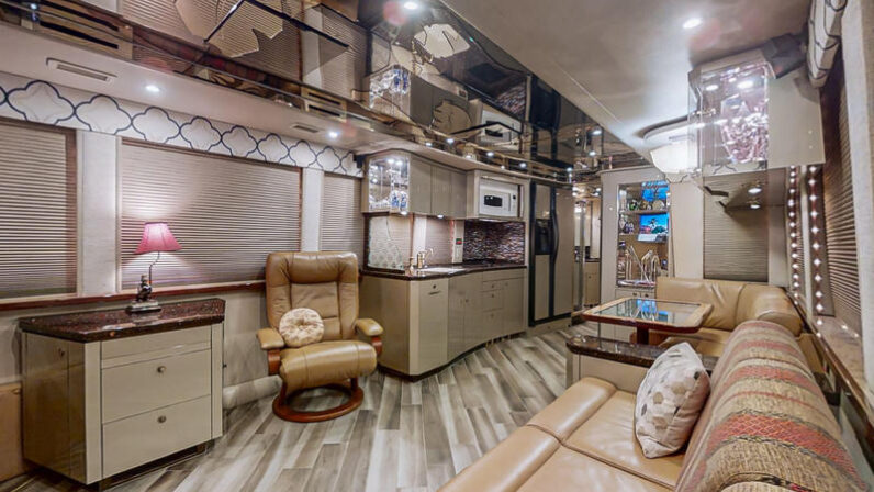 2008 Prevost Featherlite XLII