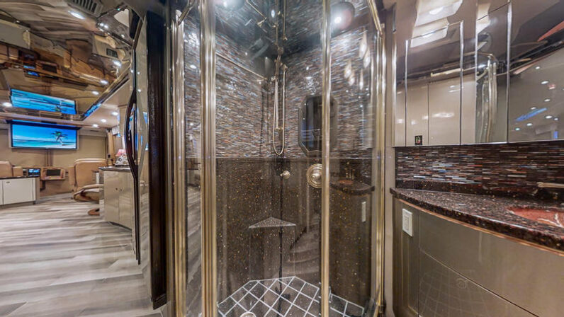 2008 Prevost Featherlite XLII