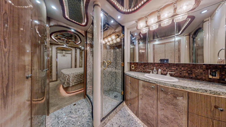 2005 Prevost Millennium H3-45