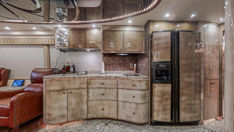 2005 Prevost Millennium H3-45