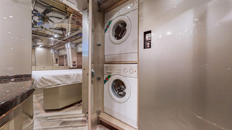 2008 Prevost Featherlite XLII