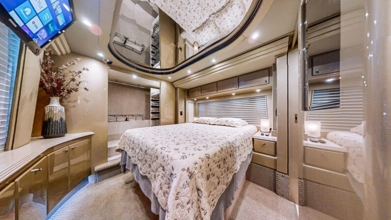 2004 Prevost Country Coach XLII