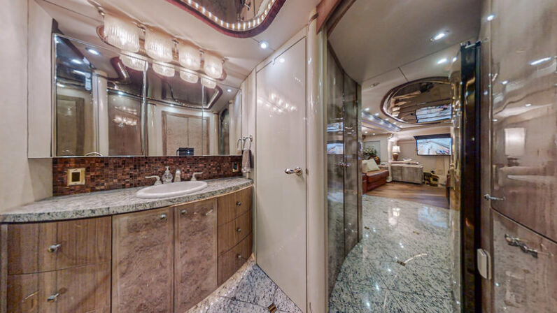 2005 Prevost Millennium H3-45