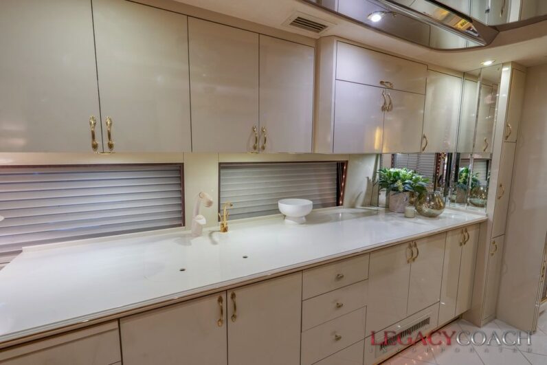 2001 Prevost Country Coach XLII – Non-Slide