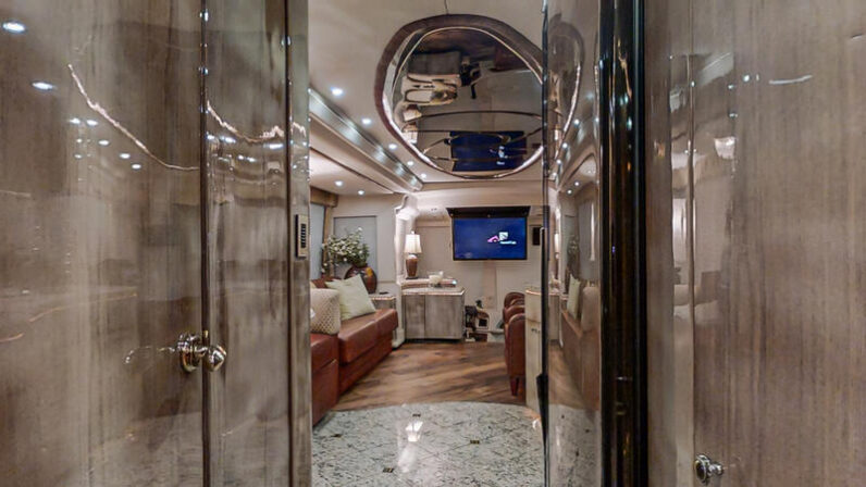2005 Prevost Millennium H3-45