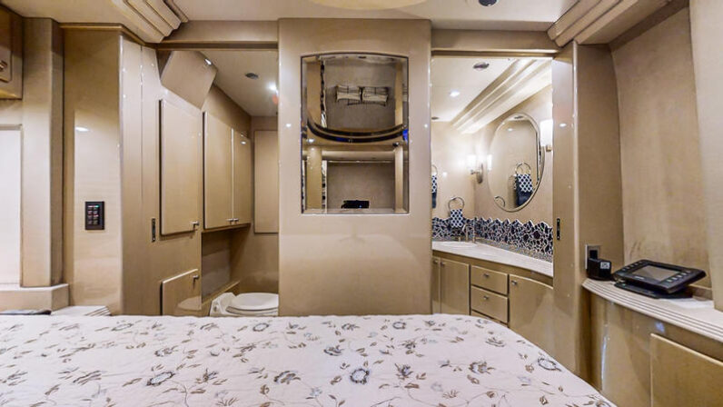2004 Prevost Country Coach XLII