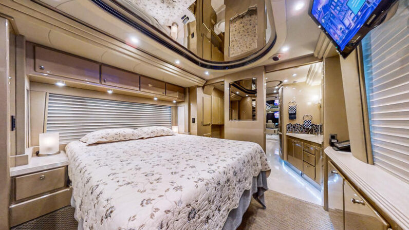 2004 Prevost Country Coach XLII