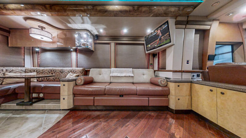 2007 Prevost Featherlite XLII