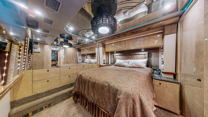 2007 Prevost Featherlite XLII