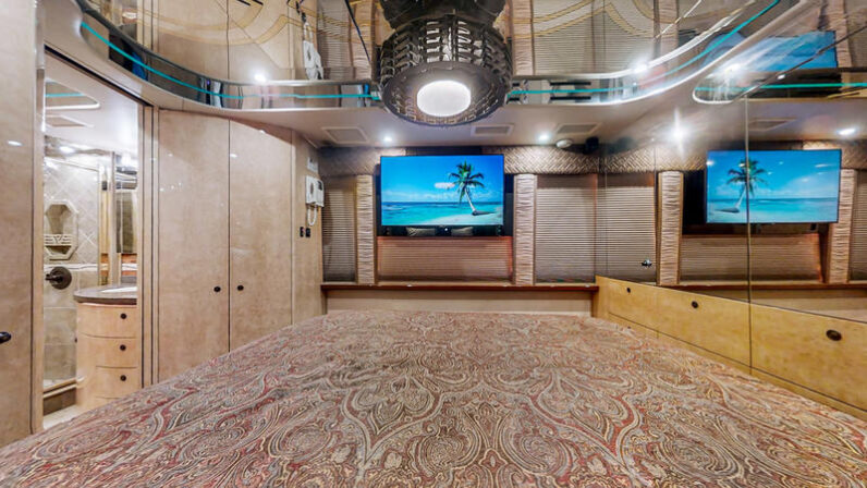2007 Prevost Featherlite XLII