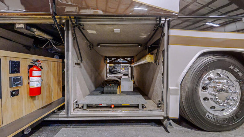 2005 Prevost Millennium H3-45