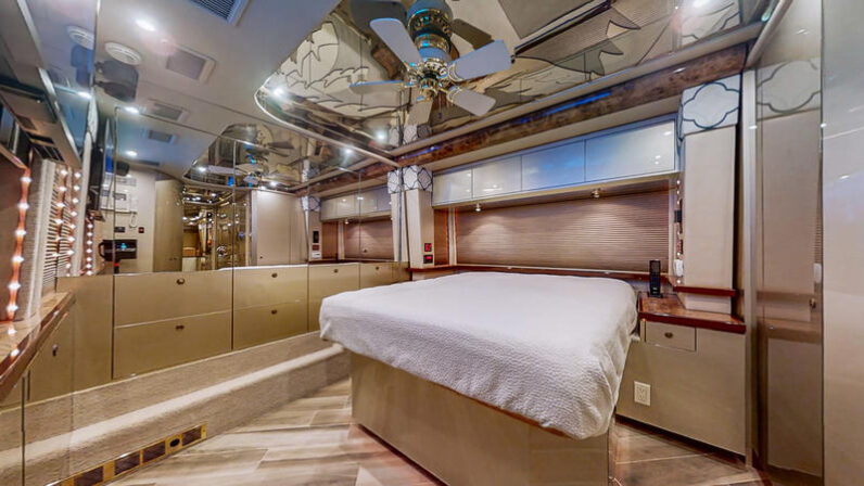 2008 Prevost Featherlite XLII