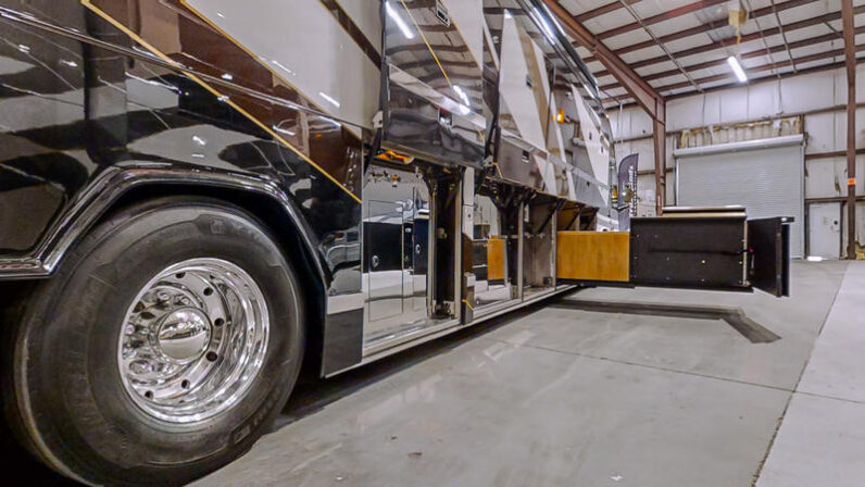 2005 Prevost Millennium H3-45