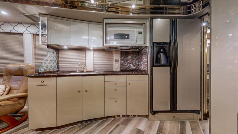 2008 Prevost Featherlite XLII