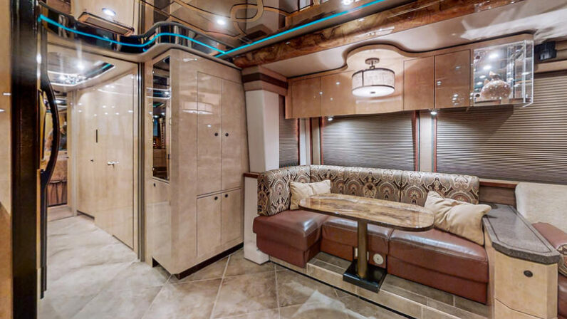 2007 Prevost Featherlite XLII