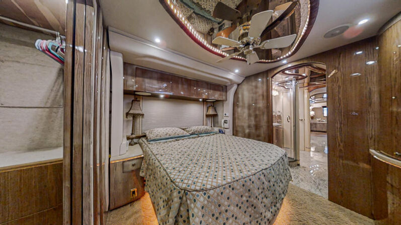 2005 Prevost Millennium H3-45