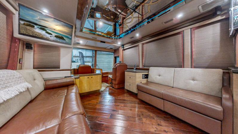 2007 Prevost Featherlite XLII