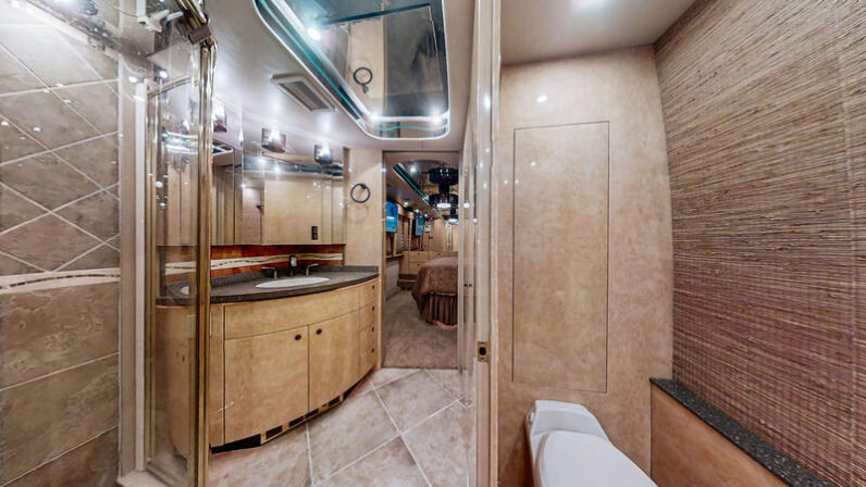 2007 Prevost Featherlite XLII