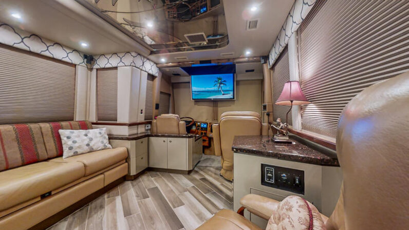 2008 Prevost Featherlite XLII