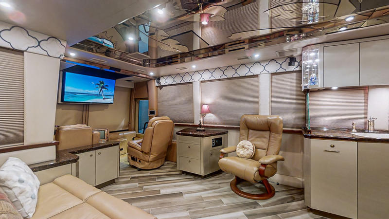 2008 Prevost Featherlite XLII