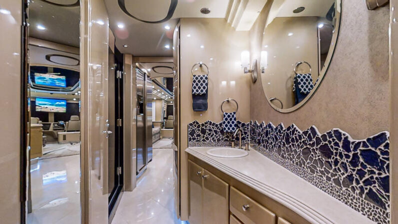 2004 Prevost Country Coach XLII