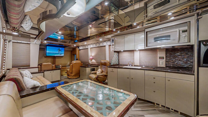 2008 Prevost Featherlite XLII