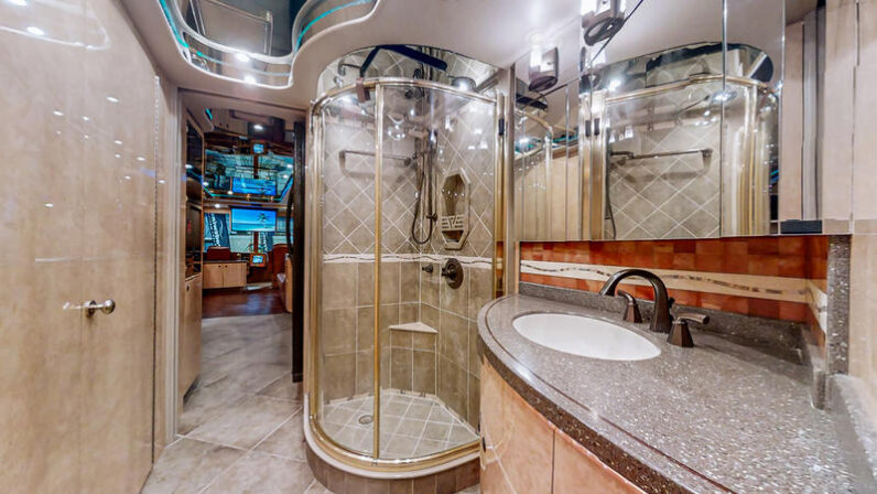 2007 Prevost Featherlite XLII