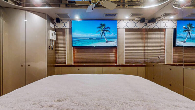 2008 Prevost Featherlite XLII
