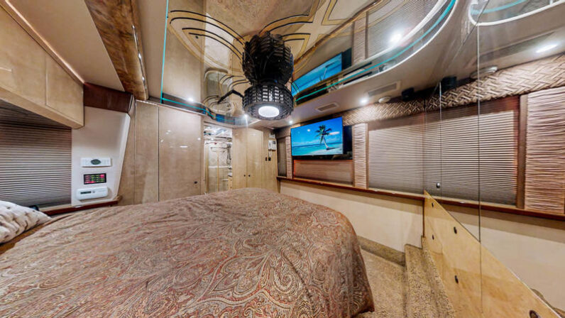 2007 Prevost Featherlite XLII