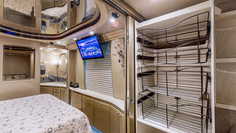 2004 Prevost Country Coach XLII