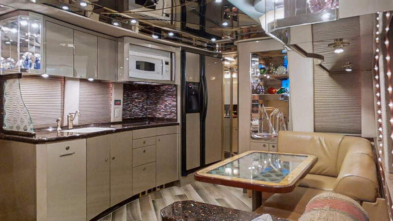 2008 Prevost Featherlite XLII