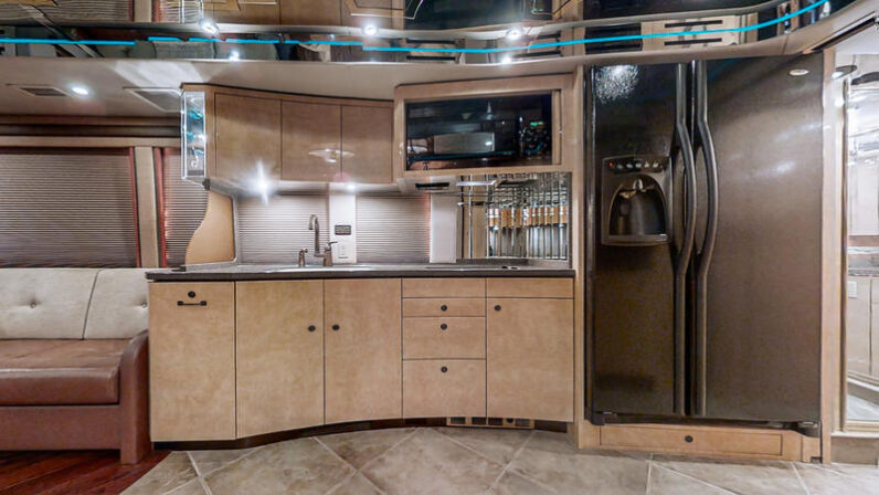 2007 Prevost Featherlite XLII