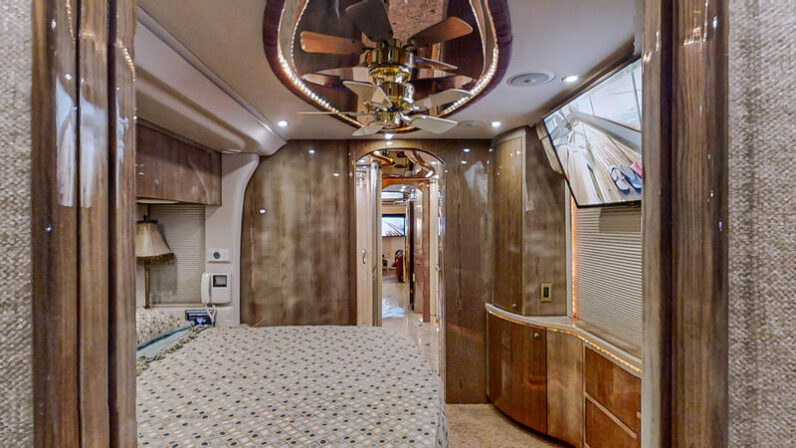 2005 Prevost Millennium H3-45