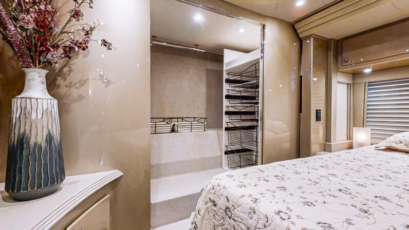 2004 Prevost Country Coach XLII