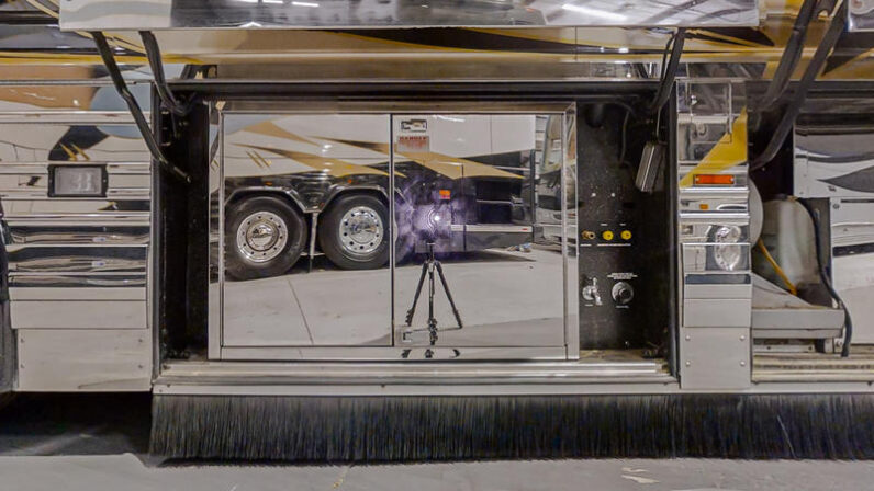 2007 Prevost Featherlite XLII