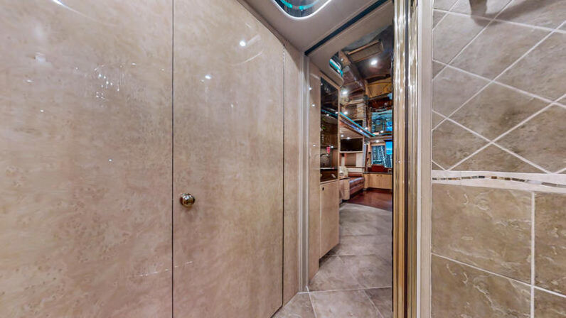 2007 Prevost Featherlite XLII