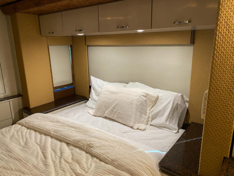 2006 H3-45 Prevost Double Slide