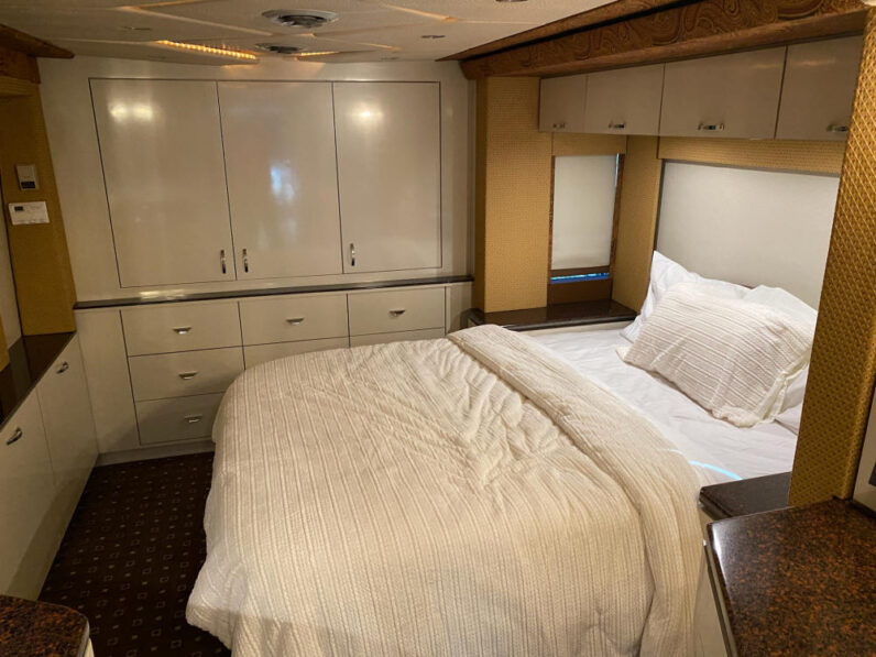 2006 H3-45 Prevost Double Slide