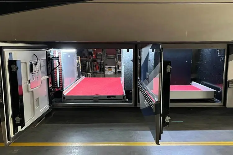 2009 Featherlite H3-45 – Triple Slide