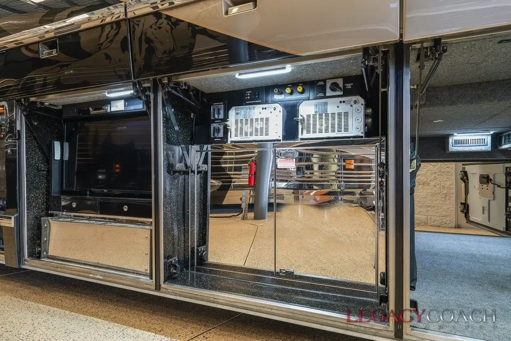 2007 Featherlite H3-45 – Triple Slide