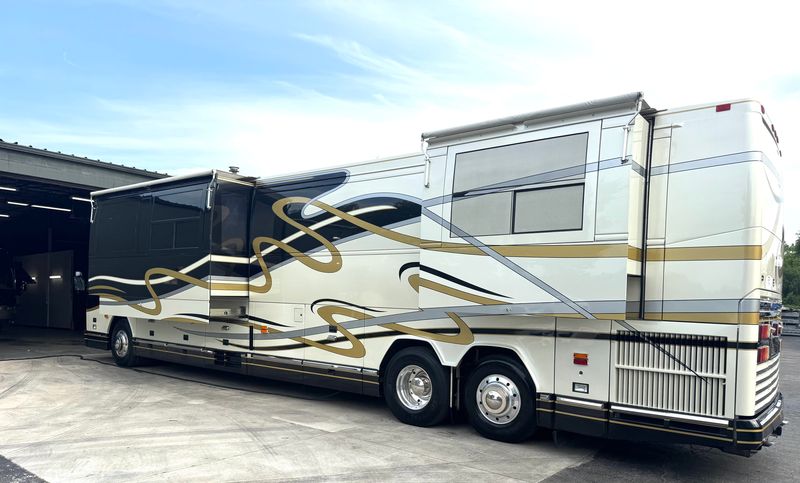 1999 Prevost H345 Featherlite Double Slide