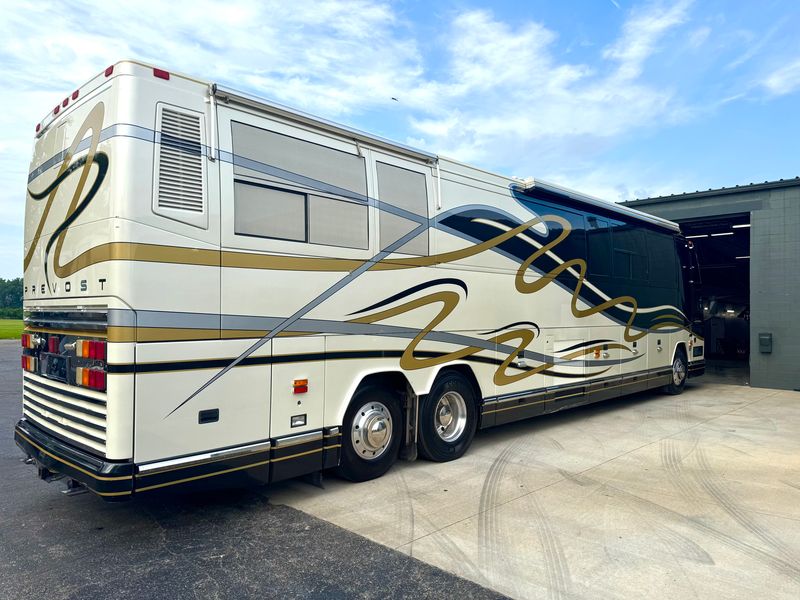 1999 Prevost H345 Featherlite Double Slide